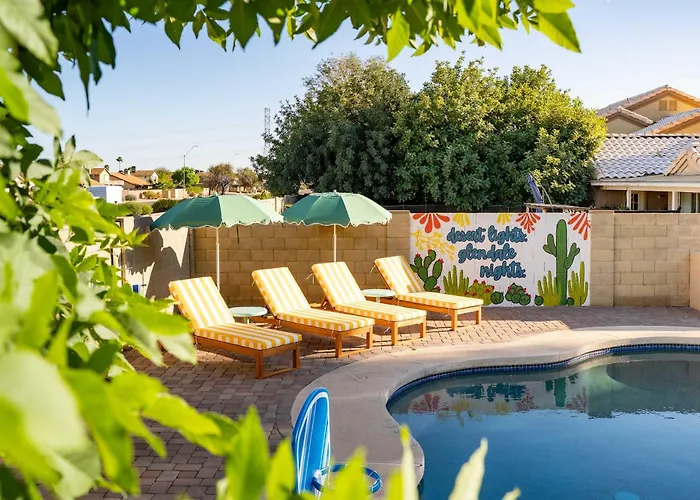 Glendale Getaway - Pool Court Theater Game