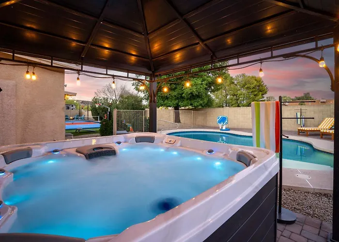 Glendale Getaway - Pool Court Theater Game Holiday home *