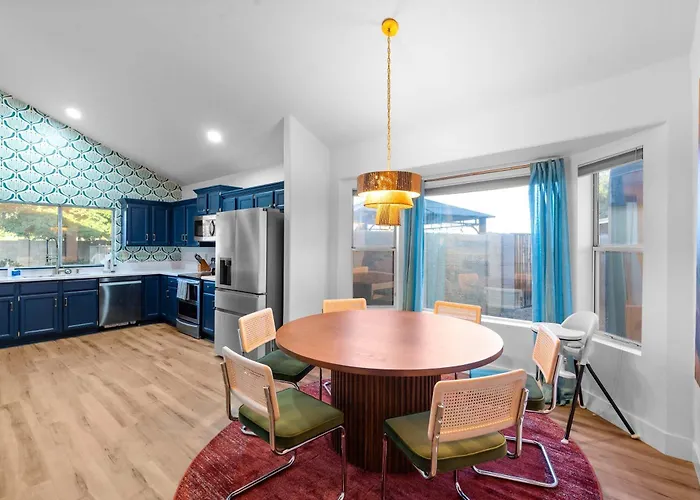 Glendale Getaway - Pool Court Theater Game Holiday home