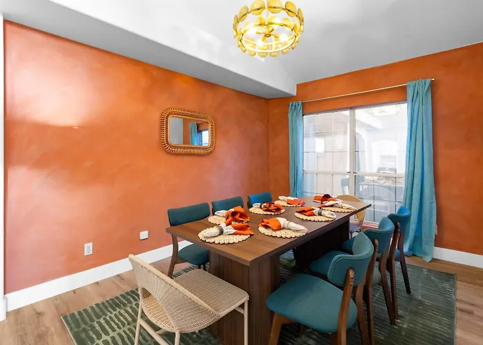 Glendale Getaway - Pool Court Theater Game Holiday home *