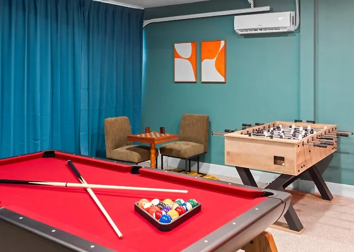 Glendale Getaway - Pool Court Theater Game * Phoenix