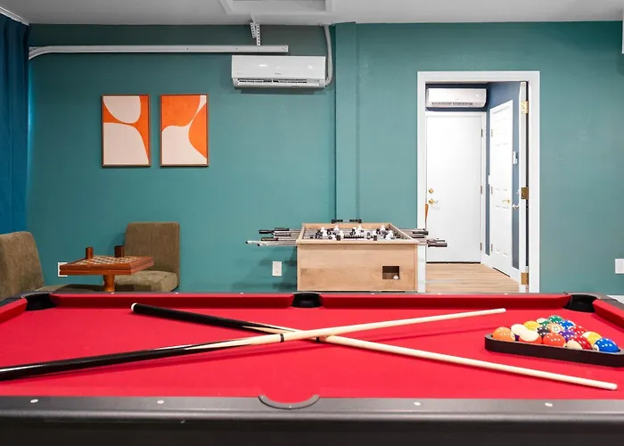 Glendale Getaway - Pool Court Theater Game Holiday home *
