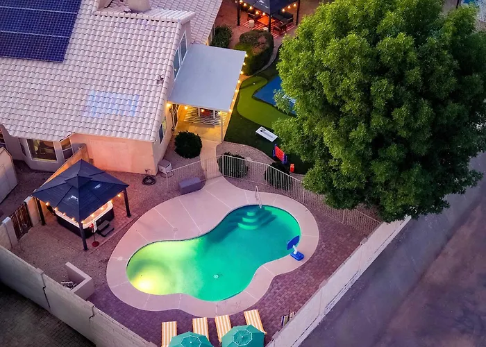 Glendale Getaway - Pool Court Theater Game