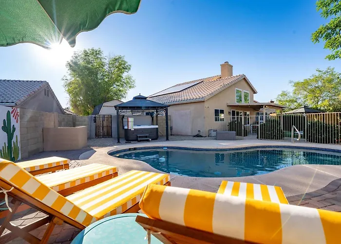 Glendale Getaway - Pool Court Theater Game Holiday home