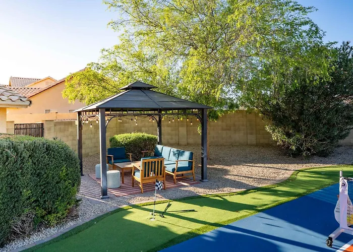 Glendale Getaway - Pool Court Theater Game